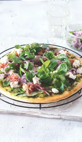 Pizza s cuketou, hráškem, ricottou a pancettou