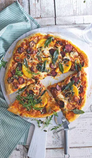 Pizza s dýňovo-rajčátkovou omáčkou, dýní a chorizem