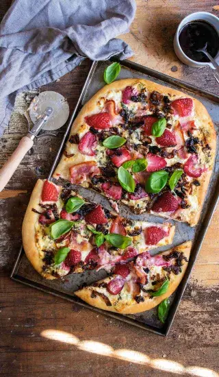 Pizza s modrým sýrem a jahodami