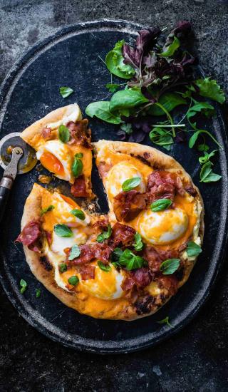 Pizza s vejci Benedikt a buffalo omáčkou