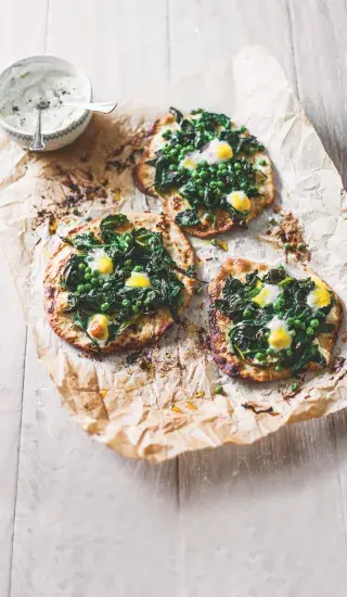 Placky s křepelčími vajíčky, špenátem a hráškem