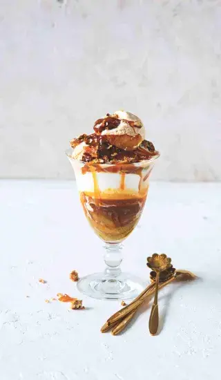 Karamelový zmrzlinový pohár snů