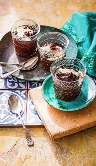 Poháry s čokoládou, tahini a kořením baharat