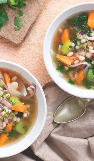 Polévka s bílými fazolemi a uzeným