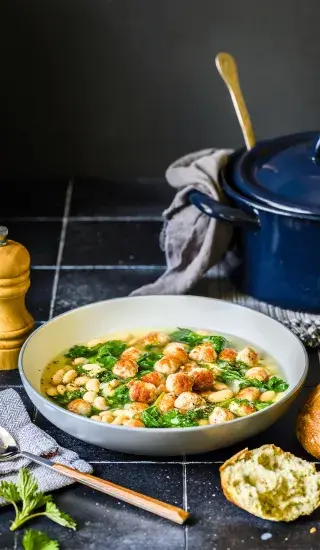 Polévka s kopřivami, bílými fazolemi a klobáskami