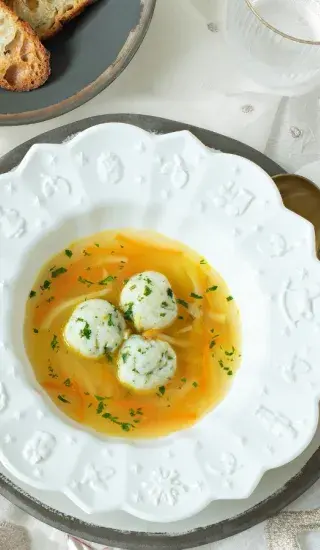 Polévka s krupicovými knedlíčky