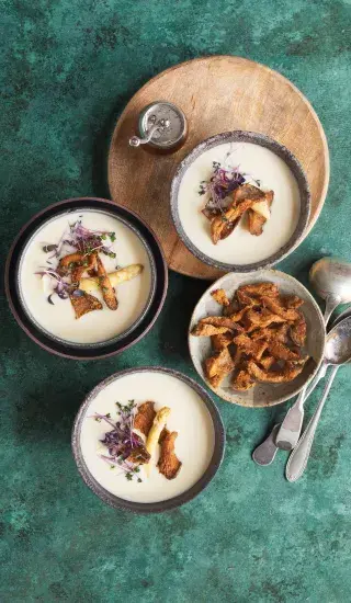 Polévka z bílého chřestu s pečenou hlívou ústřičnou