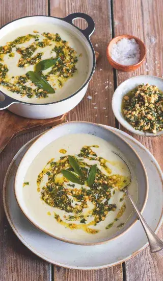 Polévka z bulvového celeru se šalvějí a lískovými oříšky