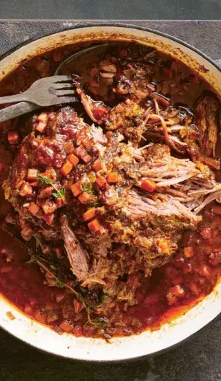 Pomalu pečené hovězí hrudí v pivní omáčce