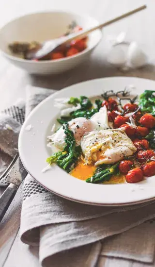 Pošírovaná vejce s rajčátky, špenátem a balzamikem