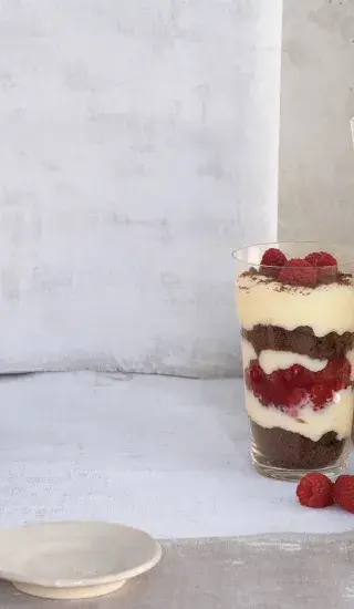 Pudinkový pohár s malinami