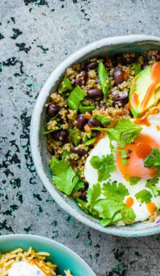 Quinoa s volským okem a avokádem
