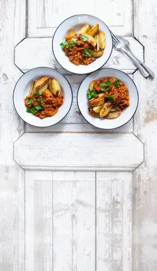 Ragú s pečenými bramborami