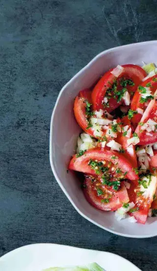 Rajčatový salát s cibulí