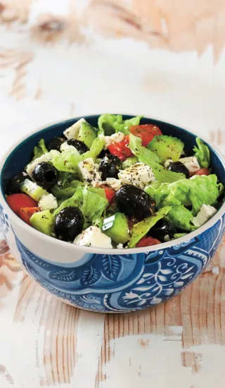 Řecký salát s ledovým salátem