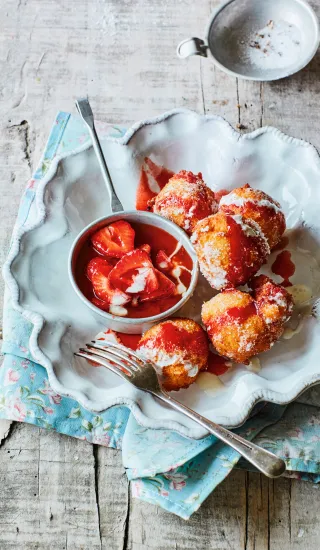 Ricottové koblížky s karamelovými jahodami a kardamomovým cukrem