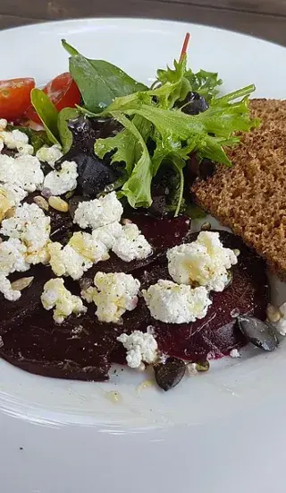 Salát z červené řepy se sýrem Cottage