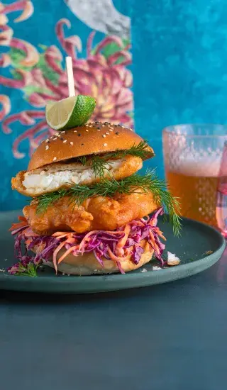 Ryba v pivním těstíčku s pikantním salátem coleslaw