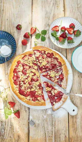 Rychlý kynutý koláč s jahodami a drobenkou