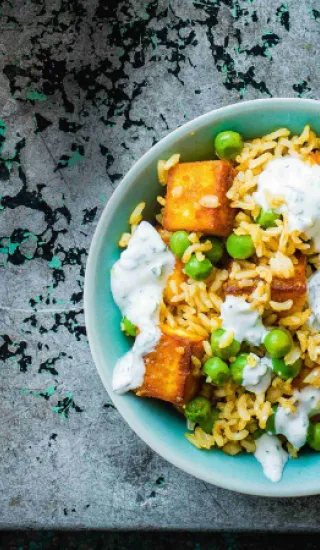 Kořeněná rýže s panýrem a hráškem