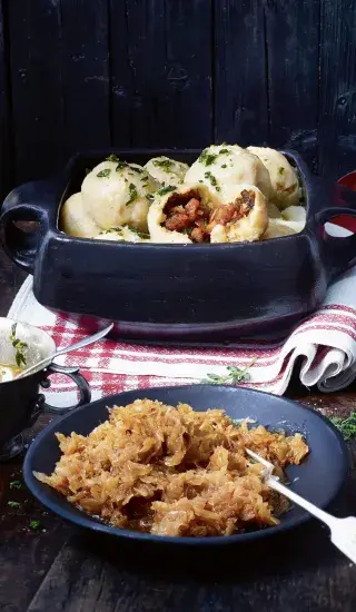 Škvarkové knedlíky se zelím na pivu