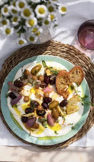 Šlehaná feta s pečenými olivami a angreštem