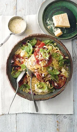 Špagety se třemi druhy sýra