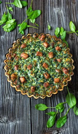 Špenátový koláč s vinnou klobásou