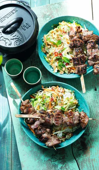 Špízky s nudlovým salátem