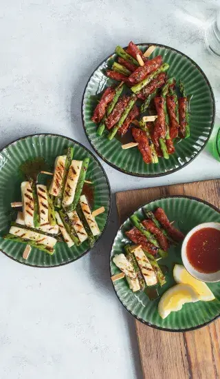 Špízy s grilovaným chřestem, chorizem a halloumi