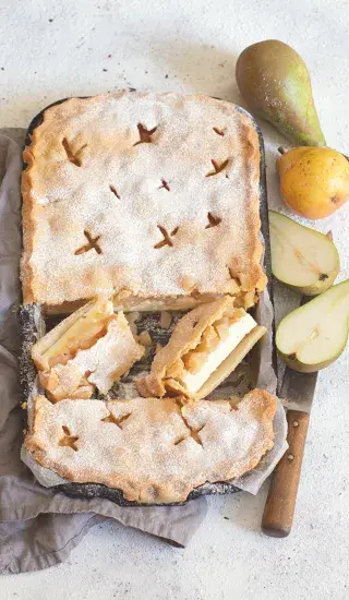Štrúdl na plech s hruškami a tvarohem