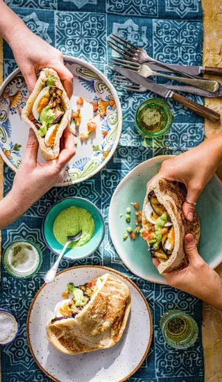 Sabich s bylinkovým tahini