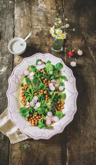 Salát s cizrnou a zálivkou s jogurtem a tahini