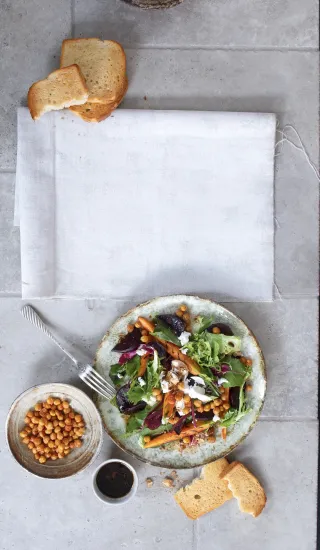 Salát s kozím sýrem, mrkví a červenou řepou