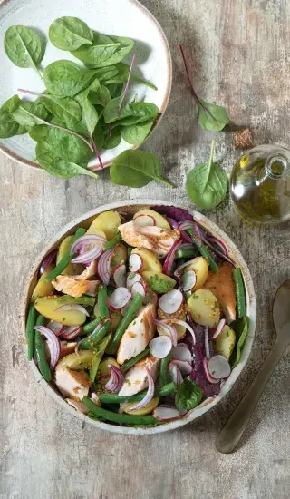 Salát s pečeným lososem a fazolkami