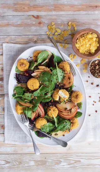 Salát s řepou, jablkem a smaženým kozím sýrem