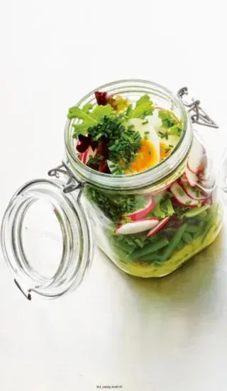 Zeleninový salát ve sklenici