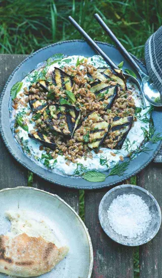 Salát s grilovaným lilkem