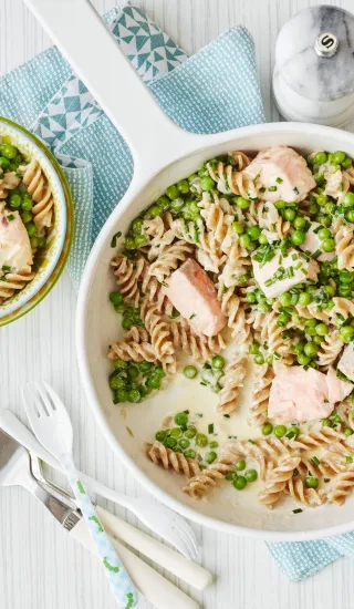 Smetanové těstoviny s lososem a hráškem
