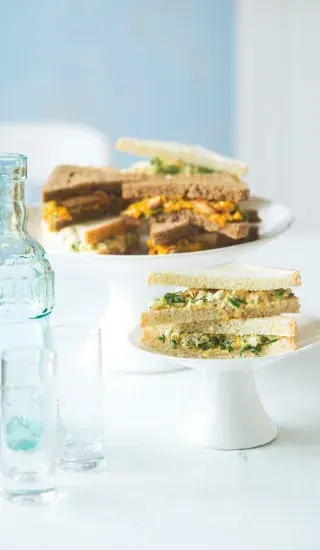 Sendvič s kuřecím masem a kari pomazánkou