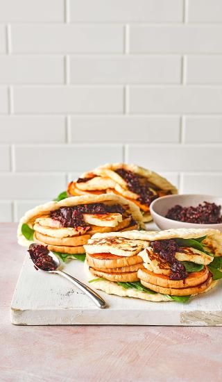 Sendviče z plochého chleba s dýní, halloumi a sladkým chilli džemem z červené řepy