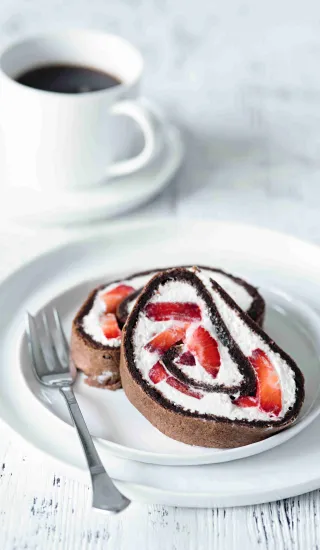 Šlehačková roláda s jahodami