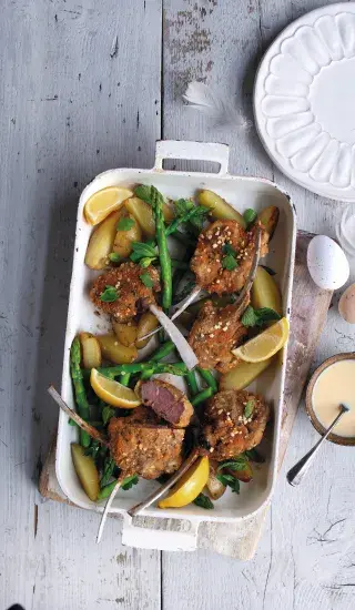 Smažené jehněčí kotletky s chřestem a citronovou omáčkou