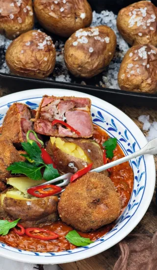 Smažené vepřové koleno s paprikáčem, pečenými brambory a nakládanou ředkvičkou