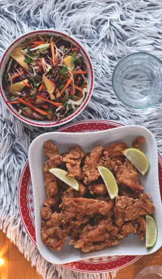 Smažené kuře karaage a coleslaw s ananasem
