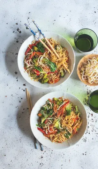 Smažené nudle se zeleninou a mungo výhonky