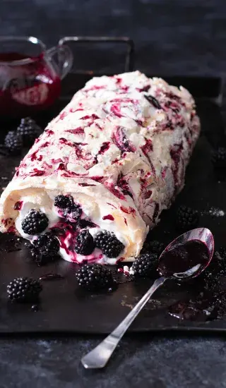 Sněhová roláda s ostružinami