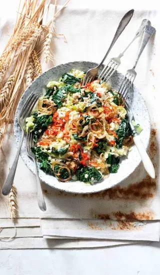 Špalda se zeleninou a zálivkou s tahini