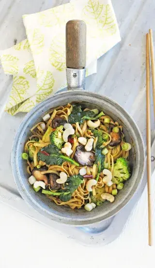 Pikantní nudle s houbami shiitake a brokolicí