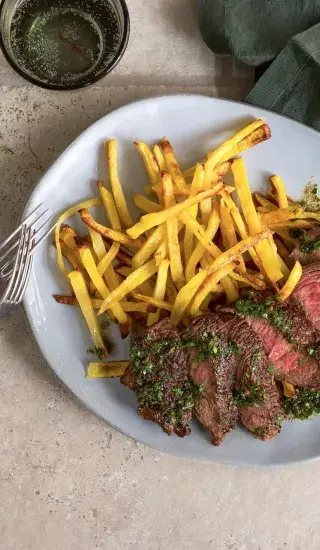 Steak s bylinkovým máslem a hranolky